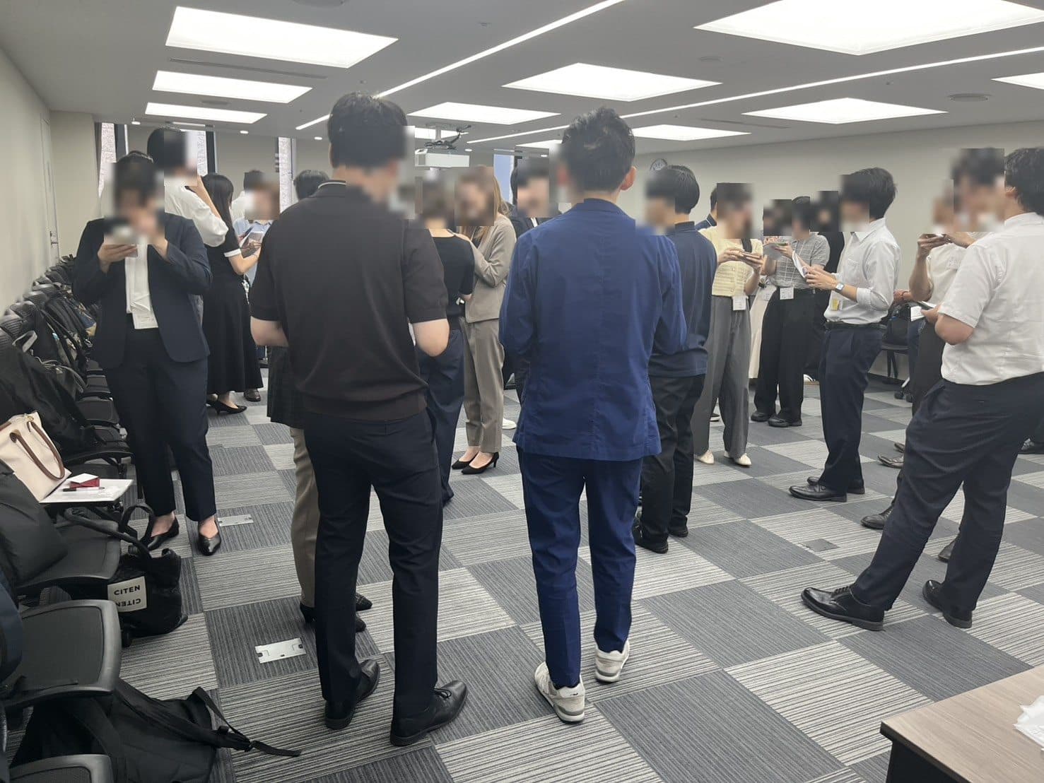 少人数のグループで会話する第5回SES営業交流会参加者の様子