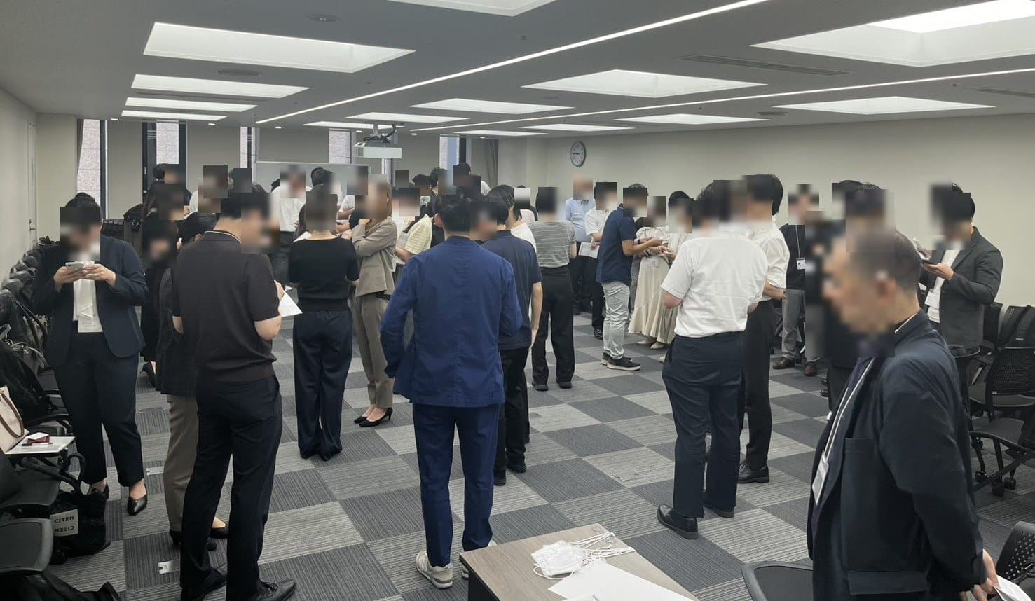 第5回SES営業交流会 in 池袋で参加者同士が交流する様子